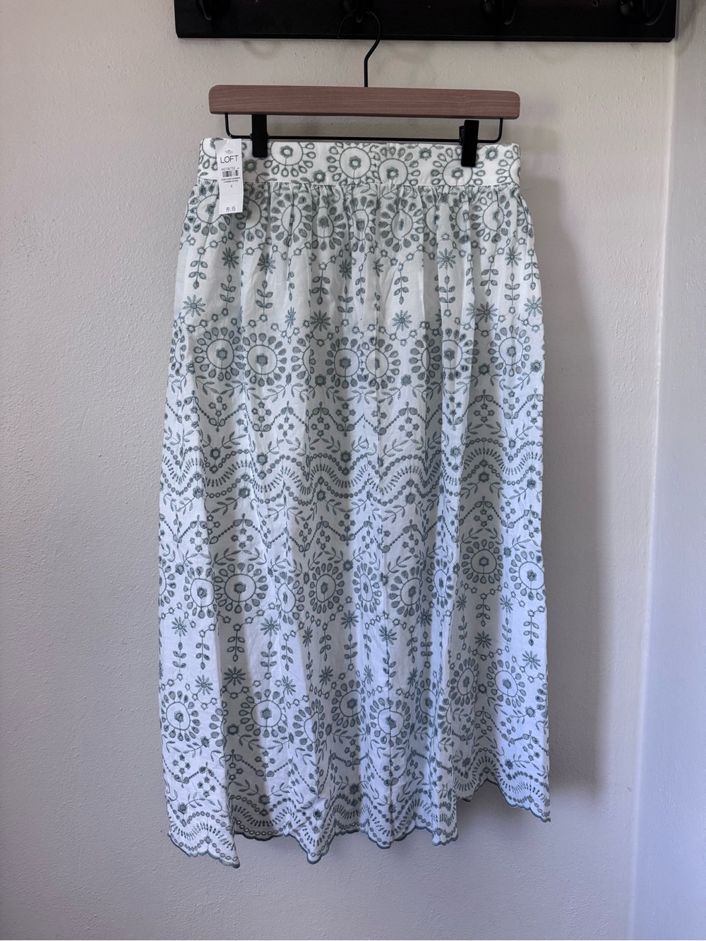 NEW LOFT White & Sage Embroidered Midi Skirt size 4